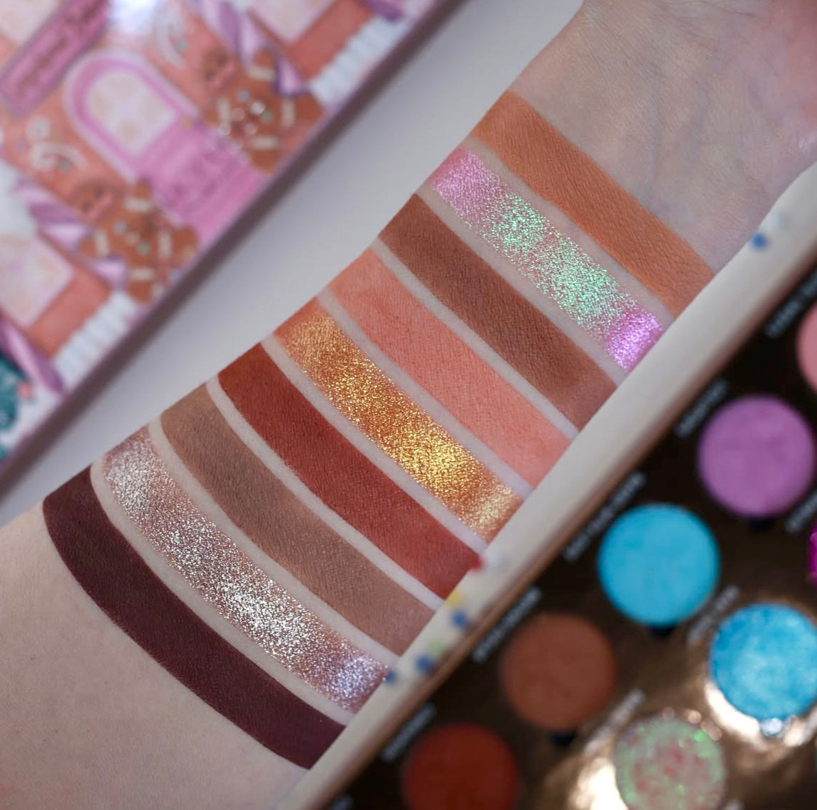 <tc>Gingerbread Bakery Shadow Palette</tc>