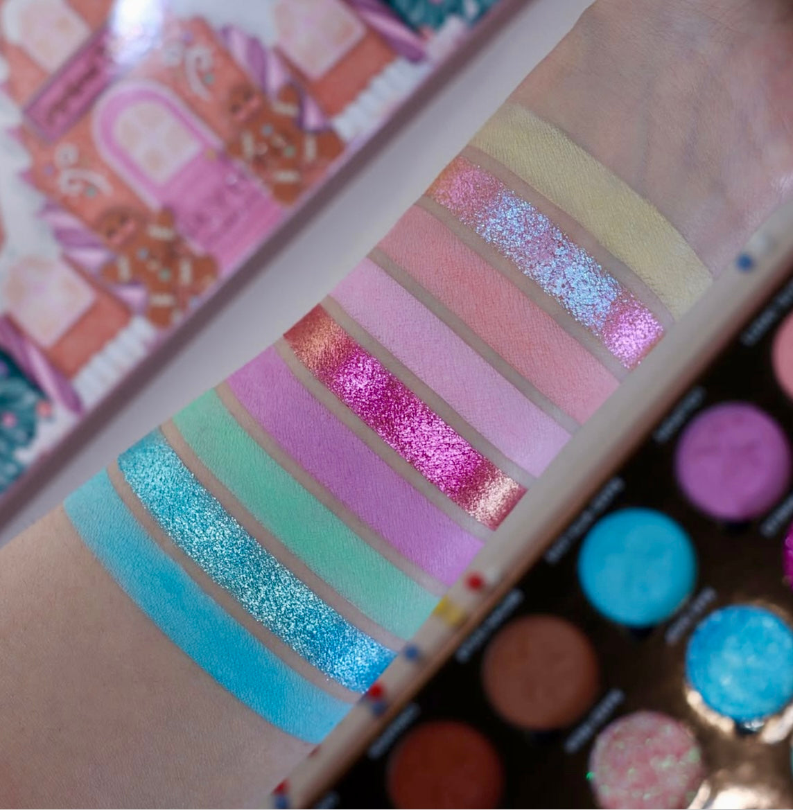 <tc>Gingerbread Bakery Shadow Palette</tc>