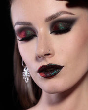 Lights Out – Model mit farbigem Multichrome-Augenmake-up