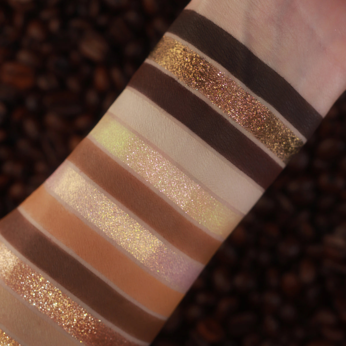 Arttitude Cosmetics „Espresso“ – Nahaufnahme der Swatches, Ansicht 1