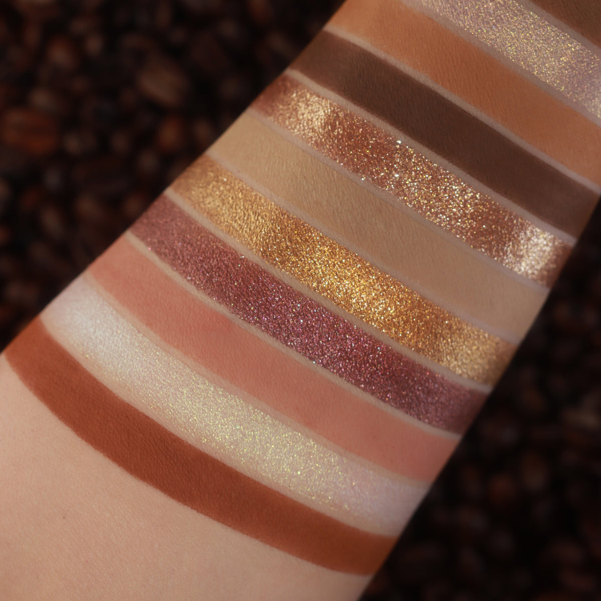 Arttitude Cosmetics „Espresso“ – Nahaufnahme der Swatches, Ansicht 2
