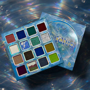 Geöffnete LIQUIDIVA Lidschattenpalette von Dede Signature mit 16 Farben und blauem Cover