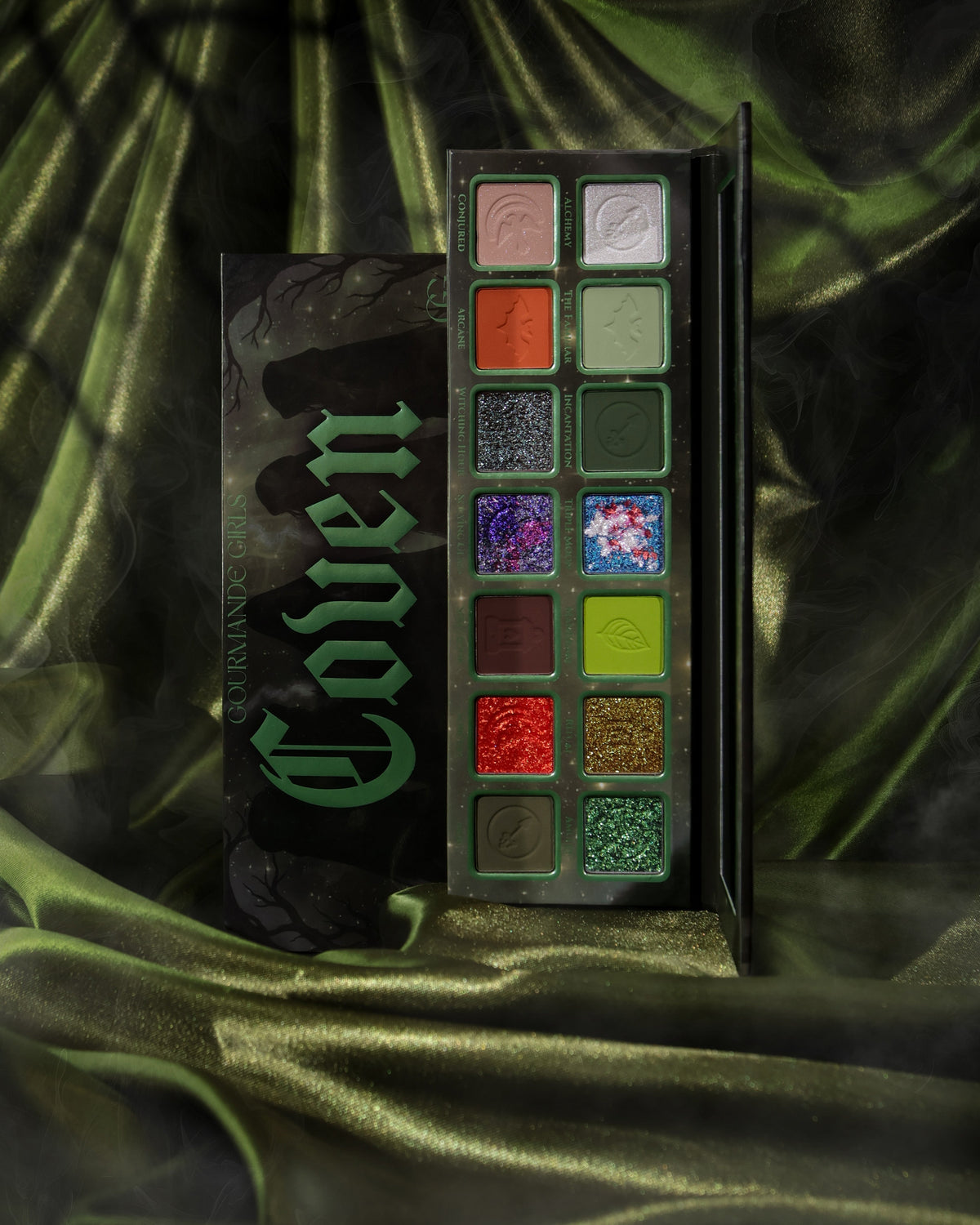 Geöffnete Coven Lidschattenpalette von Gourmande Girls Cosmetics mit 14 Farben
