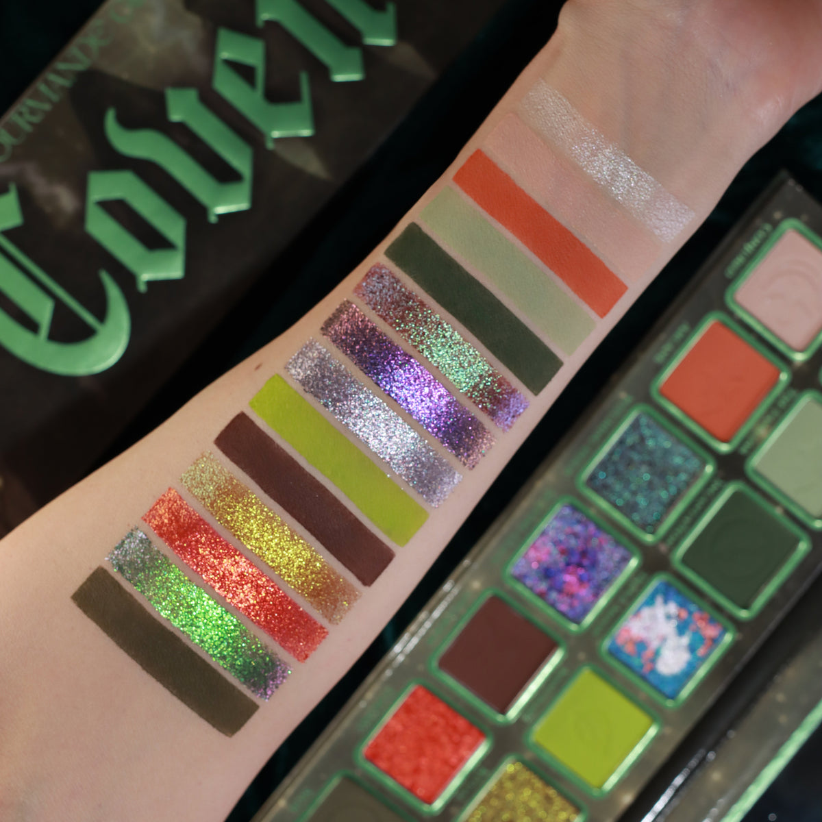 Coven Palette – Swatches und geöffnete Palette im Vergleich