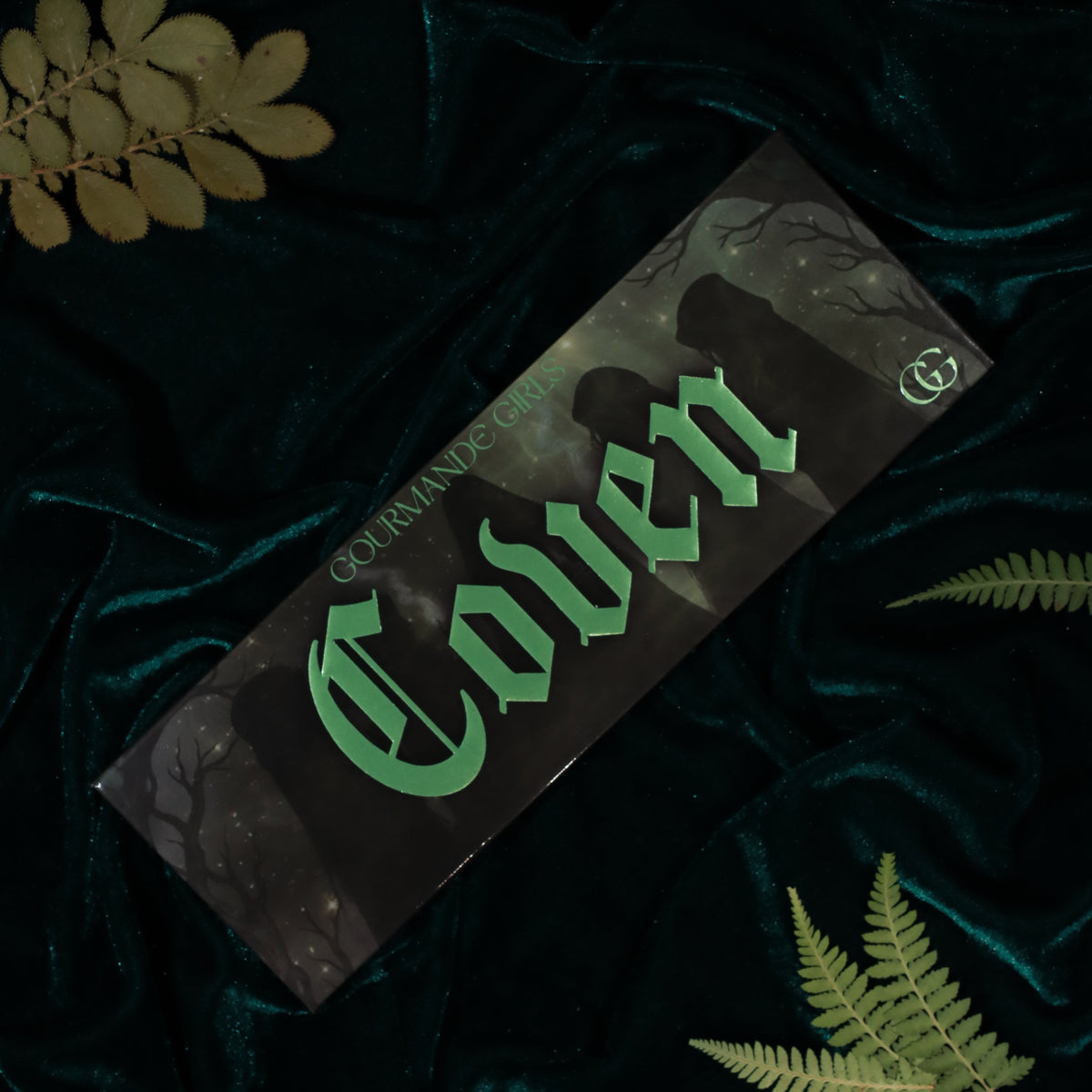 Coven Palette – geschlossenes Cover mit grünem Schriftzug