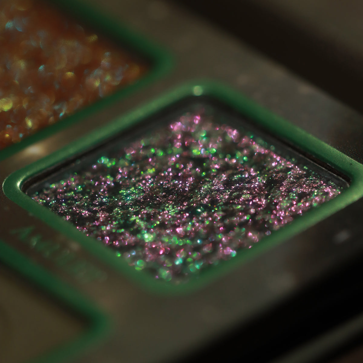 Coven Palette – Nahaufnahme eines grün-rosa schimmernden Farbtons