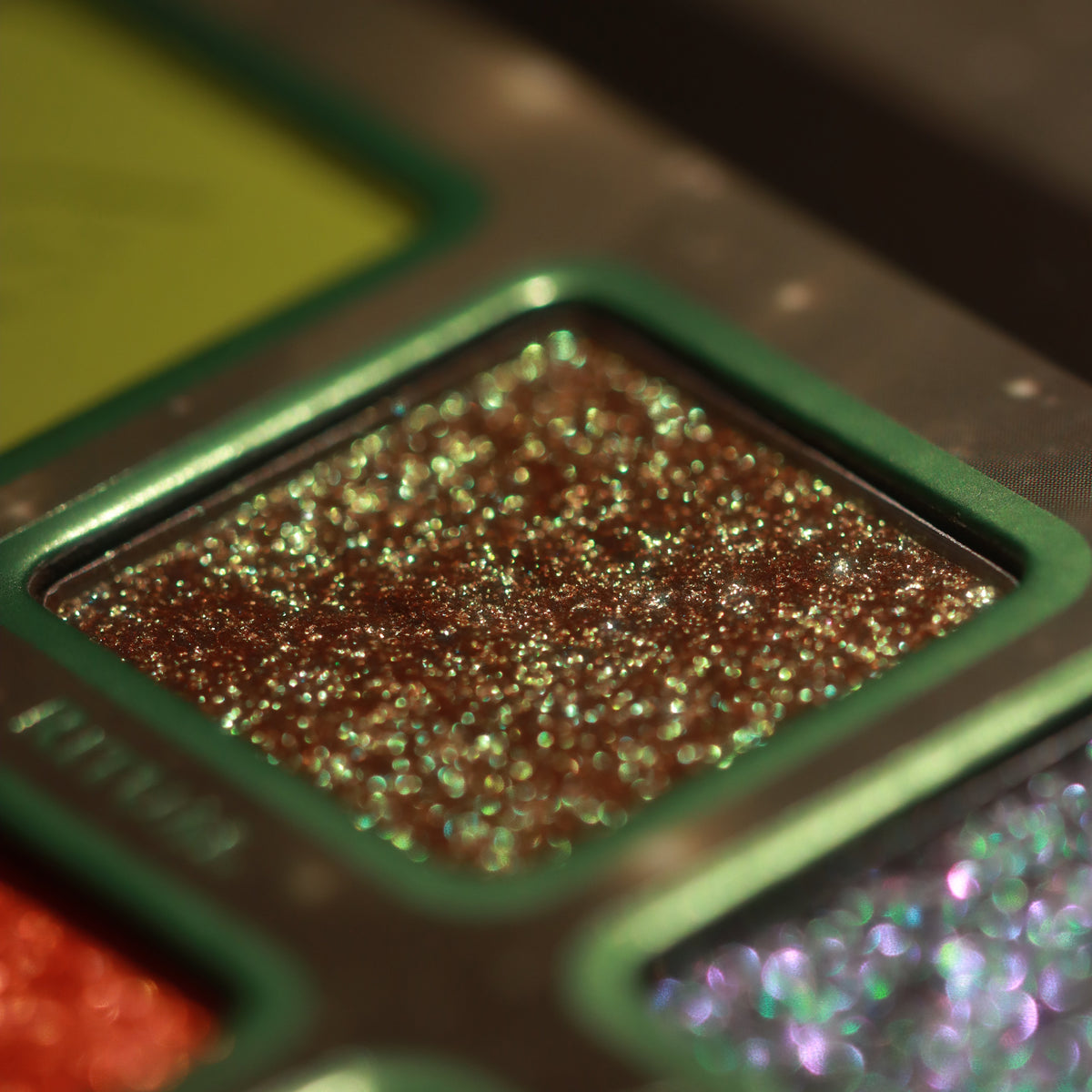 Coven Palette – Nahaufnahme eines goldgrün schimmernden Farbtons
