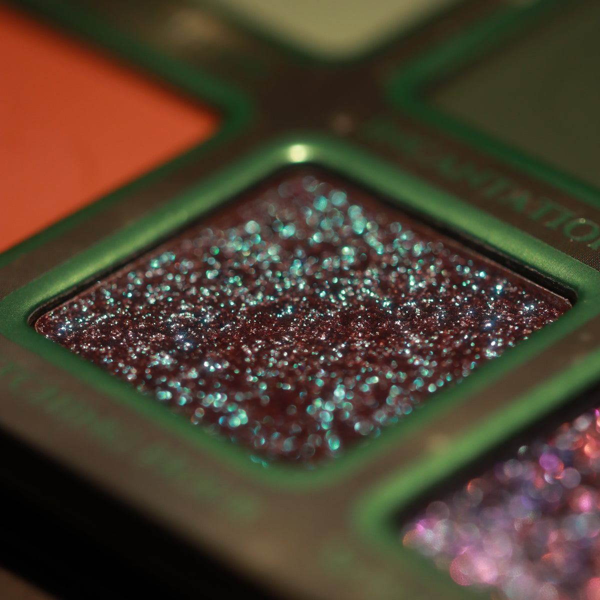 Coven Palette – Nahaufnahme eines türkis schimmernden Farbtons