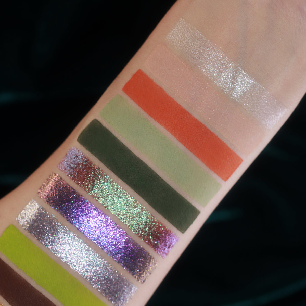 Coven Palette – Nahaufnahme von matten und schimmernden Swatches