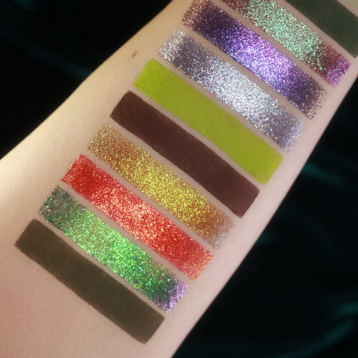 Coven Palette – Nahaufnahme der grünen, roten und violetten Swatches