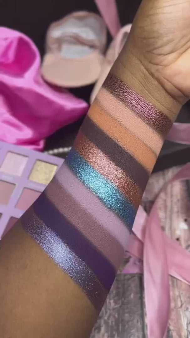Video laden: NEW "The Dollhouse" Eyeshadow Palette