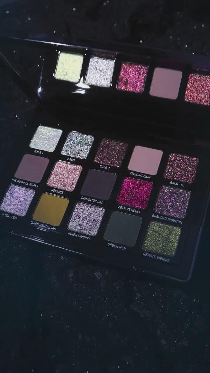 Load video: E.B.E. Eyeshadow Palette