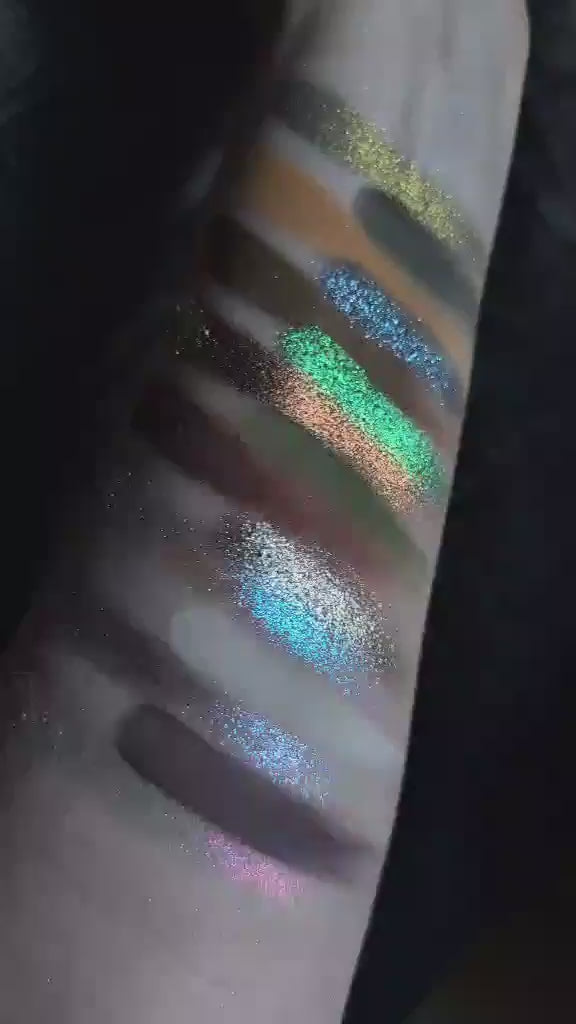 Chargement de la vidéo : Crying by the Horses Eyeshadow Palette