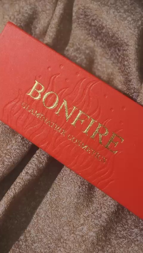 Załaduj wideo: Bonfire Eyeshadow Palette