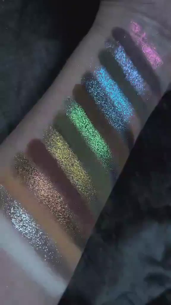 Chargement de la vidéo : Crying by the Horses Eyeshadow Palette
