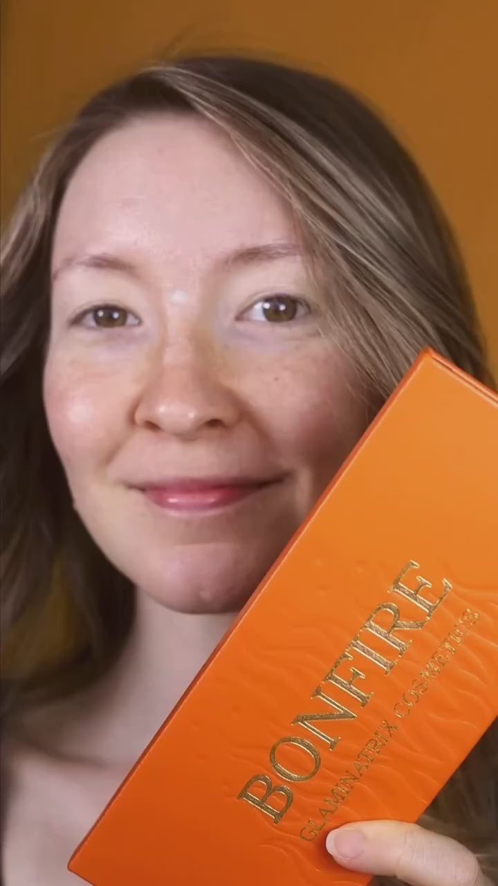 Załaduj wideo: Bonfire Eyeshadow Palette