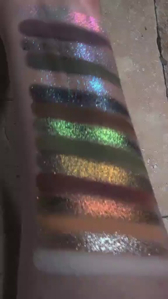 Chargement de la vidéo : Crying by the Horses Eyeshadow Palette