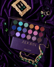 Adorn – Palette auf violettem Stoff mit Schmuck