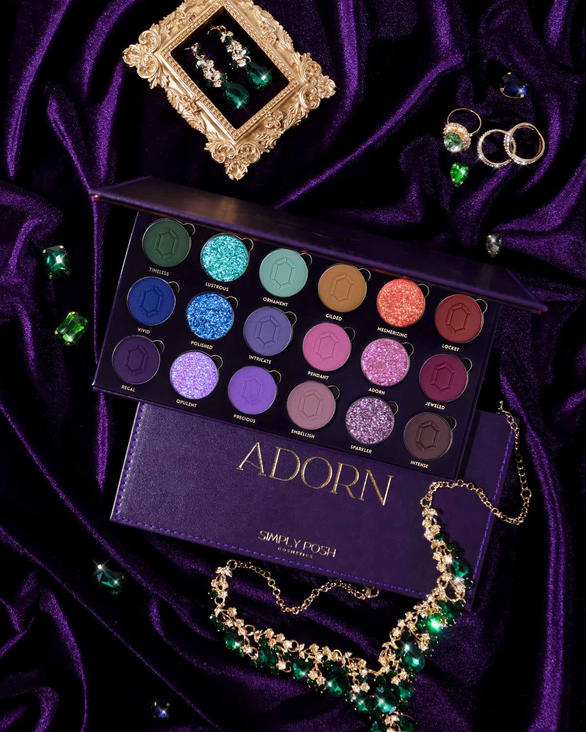 Adorn – Palette auf violettem Stoff mit Schmuck
