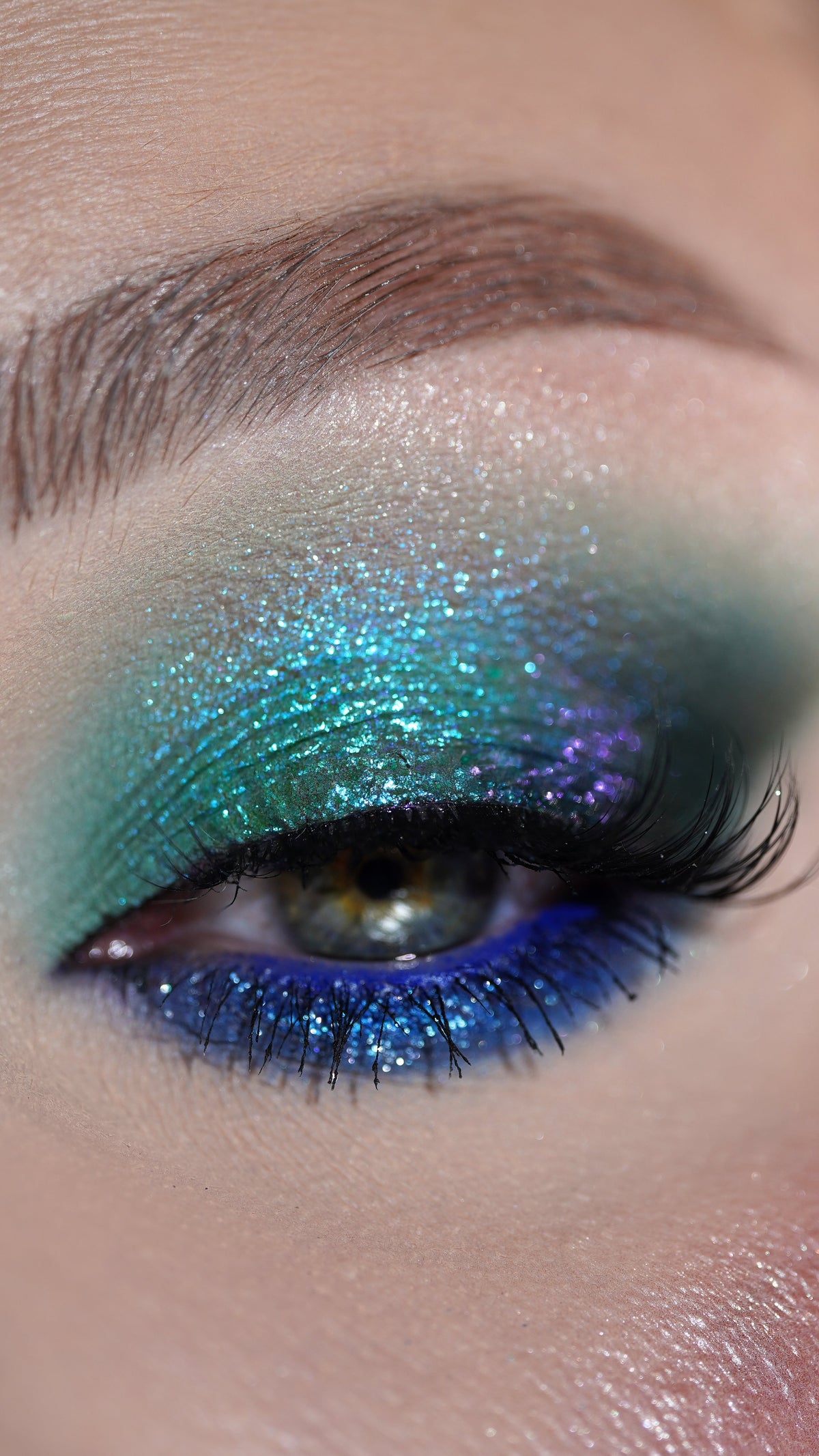 Adorn – grüner und blauer Make-up-Look aus der Herstellerfotografie