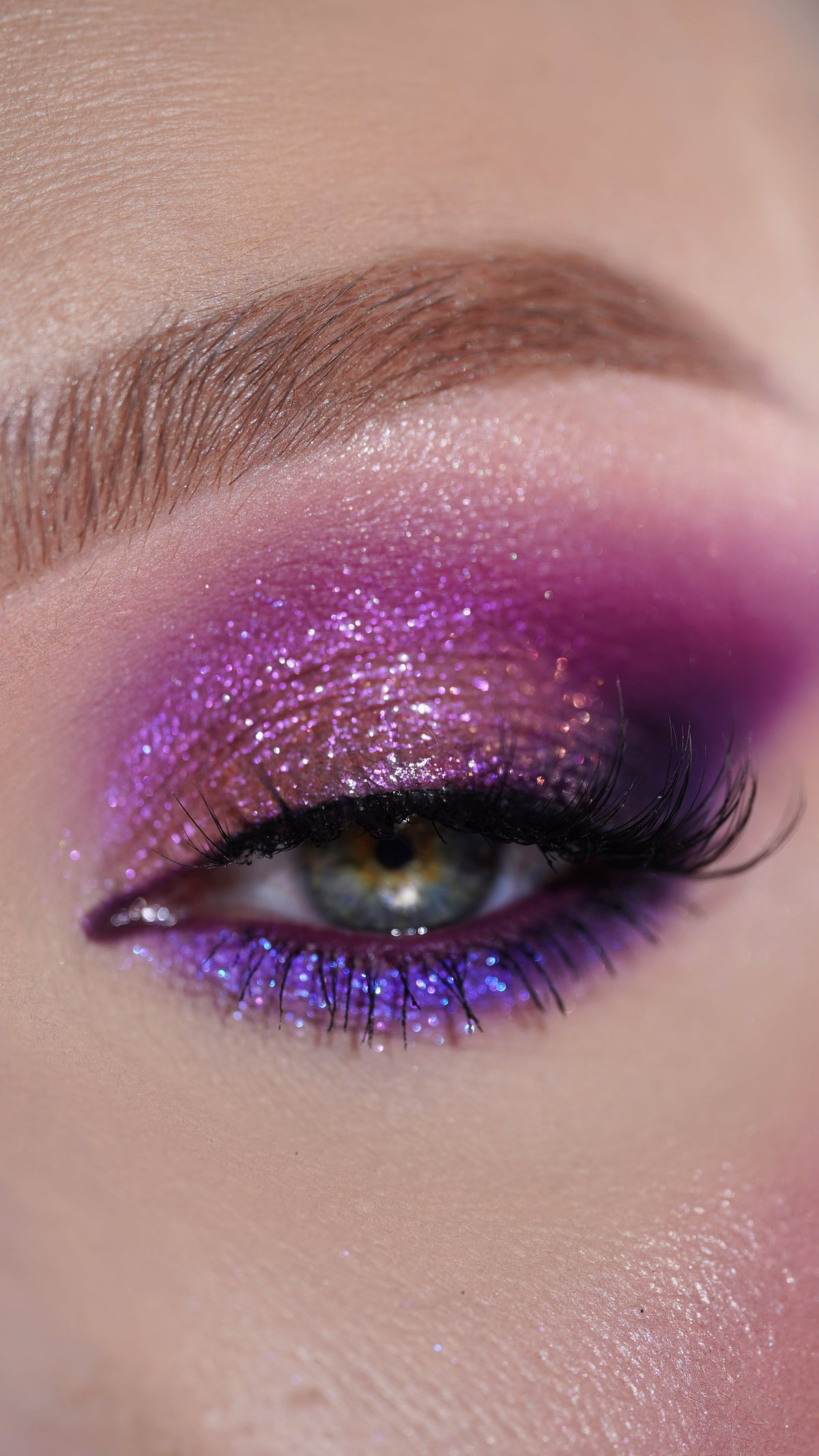 Adorn – violetter Make-up-Look aus der Herstellerfotografie