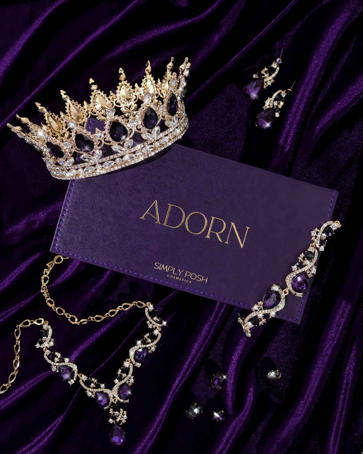 Adorn – violette Kunstlederverpackung mit goldener Beschriftung